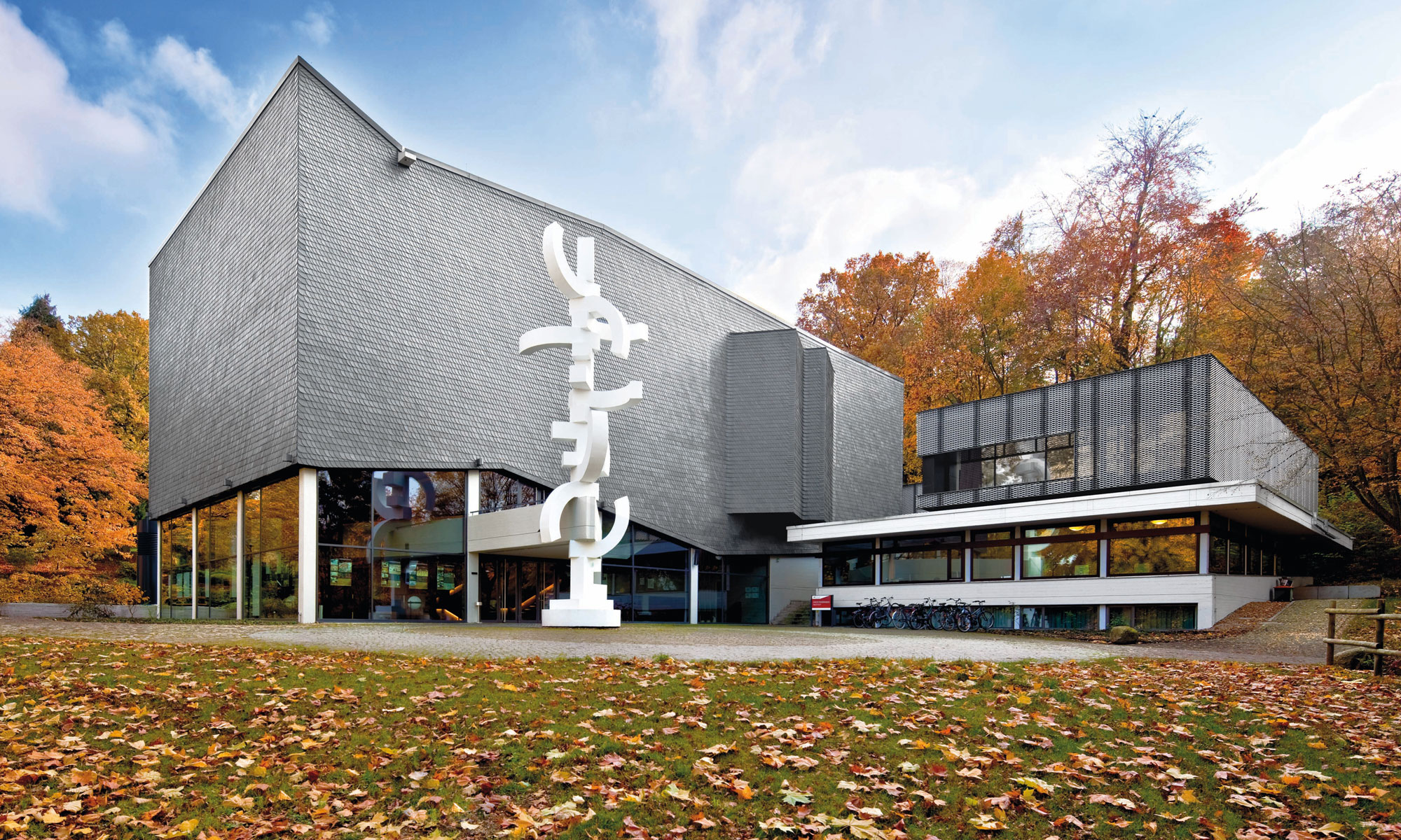 Schönes Bürogebäude - Altdeutsche Deckung Fassade