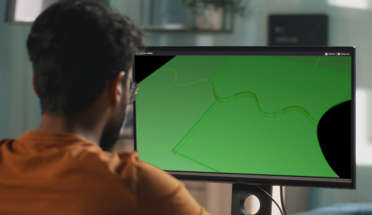 Ein Mann schaut auf einen Bildschirm und erfährt, wie 3D-Modelle aufgebaut sind.