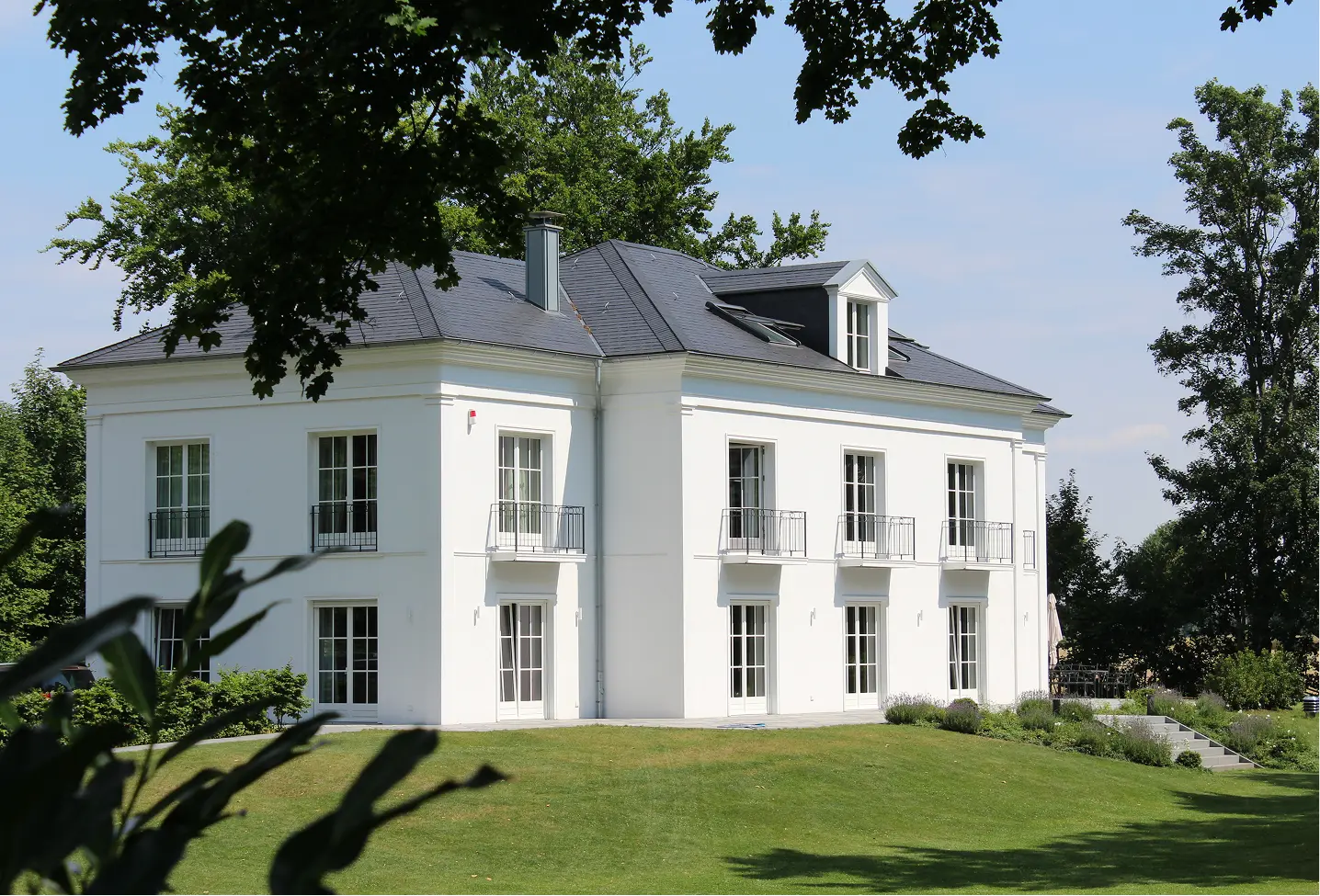 Haus mit Garten und Dach mit Magog schiefer