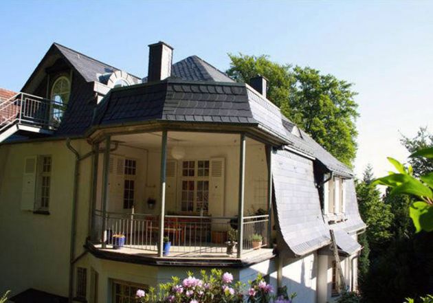 Schönes Altmodisches Haus - Bogenschnittdeckung Dach