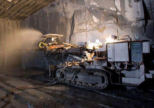 saegemaschine im schieferbergwerk 